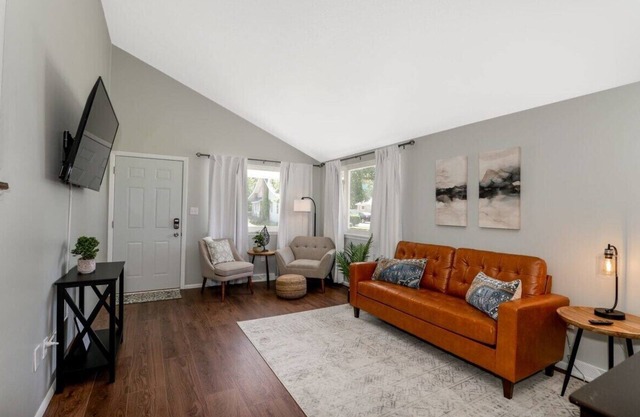 3 BR tranquil lakeside retreat.- Near Lake Erie!