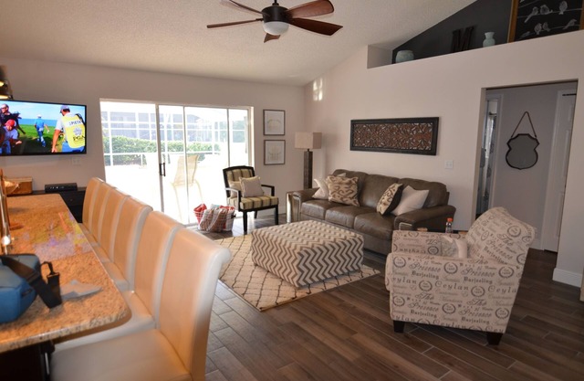 3 BR VILLA. Großer Pool. Whirlpool. 25 Minuten nach Disney. 3 King-Size-Betten