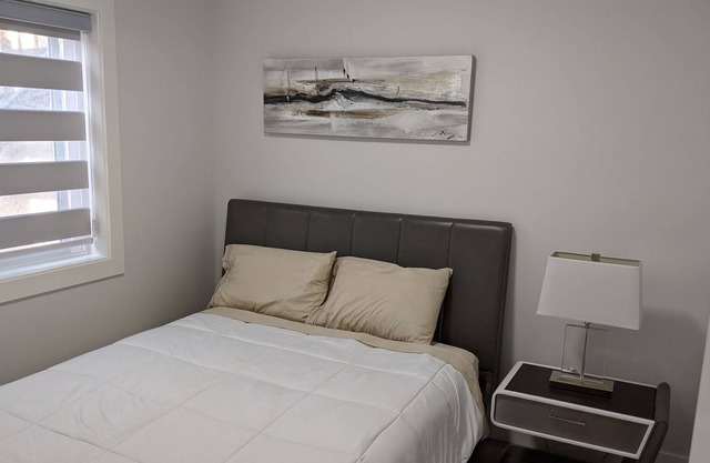 Brandneu: Moderne Suite mit 2 Schlafzimmern und eigenem Eingang.