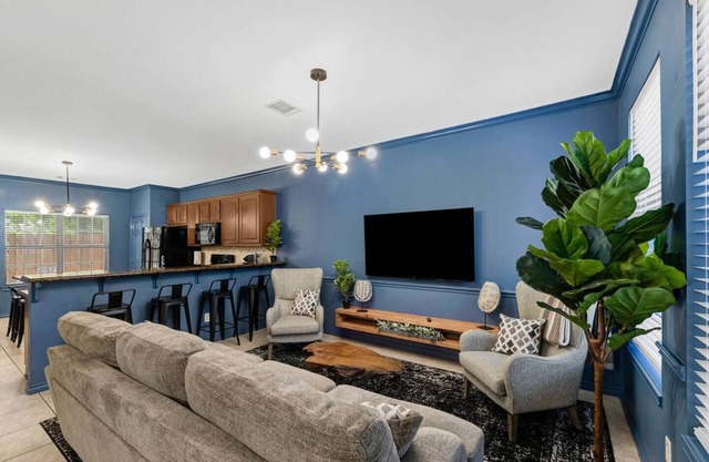 3 BRs w/King Bed/Ensuite Bath/TV