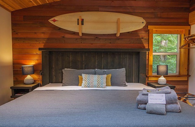#3 CABIN COUPLES KING BED HOTTUB BEACH