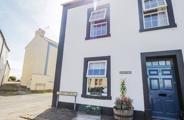 3 CLARKS TERRACE, pet friendly, country holiday cottage in Allonby