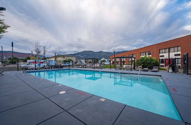 3 Comfortable & Clean Units Near Bryce Canyon Country! Free Breakfast, Pool!