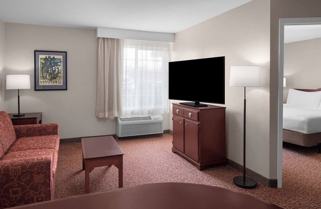 3 Convenient 1BR Suites w/ Kitchen Near Bellevue Arts Museum – Just Minutes Away