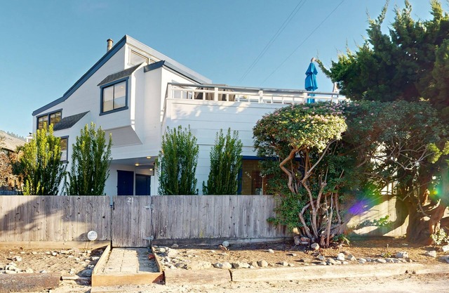 3-Cottage Beach Retreat w/ Hot Tub, Fire Pit & Views - 40' to Ocean