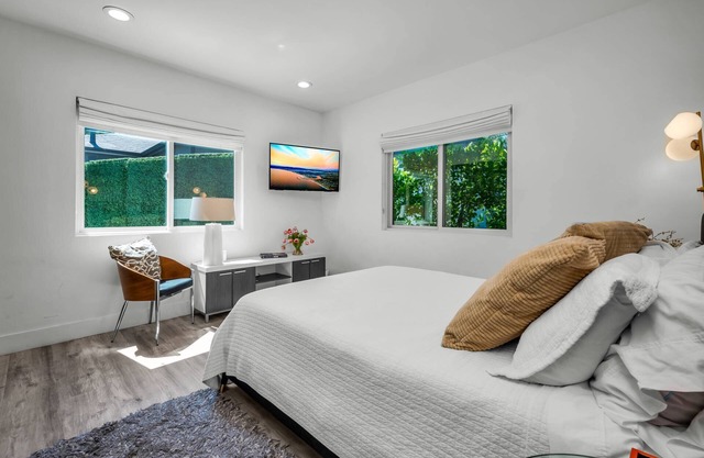 New! Remodeled Modern Private Guest House Pet OK