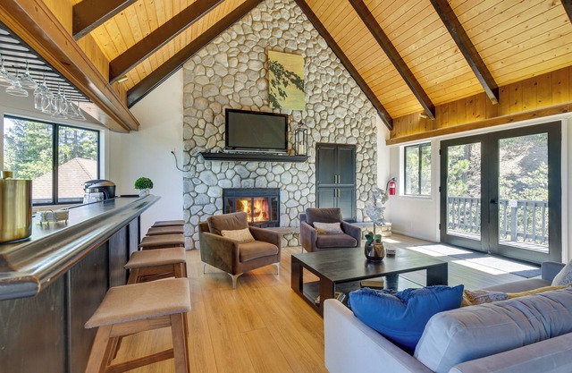 3 Decks, Game Room + Views: Lake Arrowhead Home!