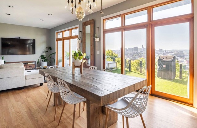 3 Decks W/City Views, Hot Tub, Theater Rm, Garage