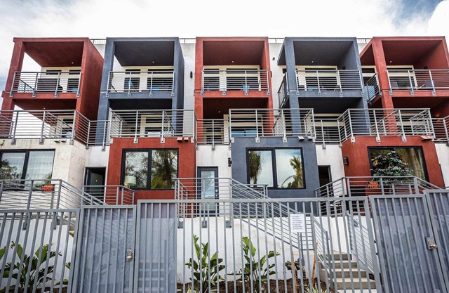 3 Floor TownHouse Next to Downtown Max 12 sleepers
