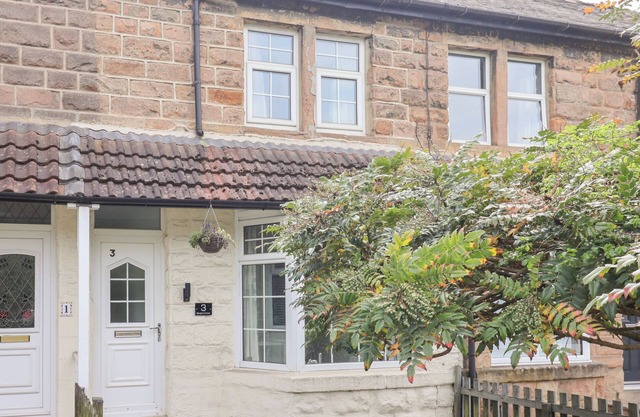 3 GLENDOWNE TERRACE, family friendly, with hot tub in Harrogate