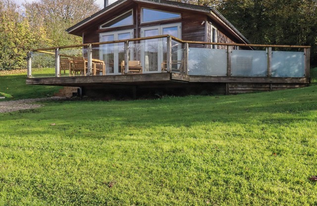 3 HEDGEROWS, pet friendly, with hot tub in Lanreath