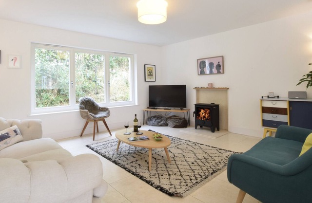 3 HOPTON YARD, YOXFORD, pet friendly, with hot tub in Yoxford