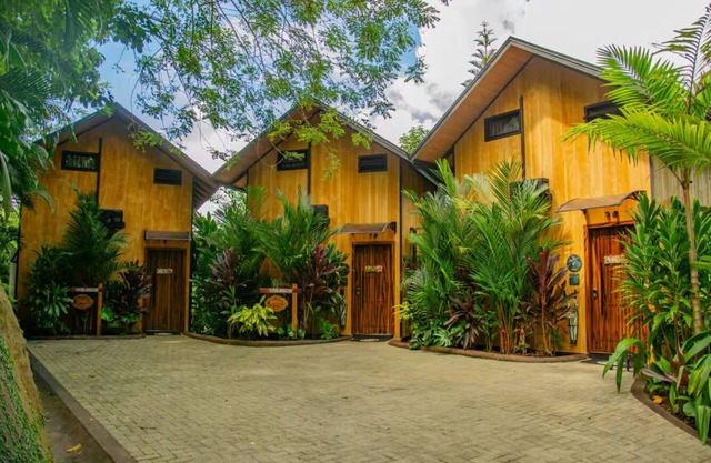 3 identical units cabins + plus 1 small villa, pool and 4 jacuzzis