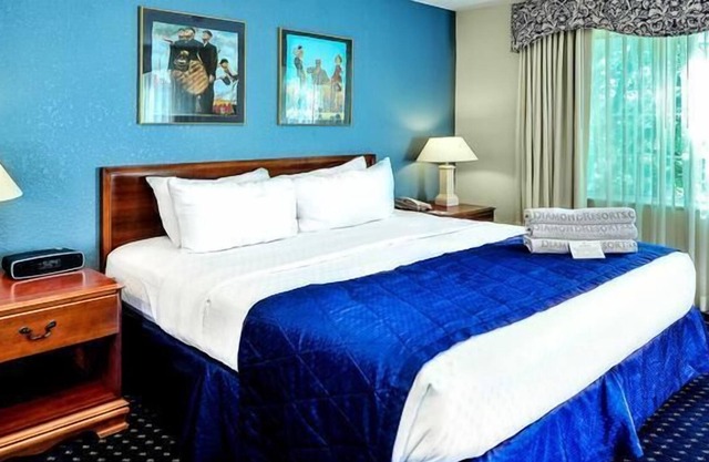Near Notre Dame, 3 Spacious Units, Kitchenette, Pool, Bar, Golf