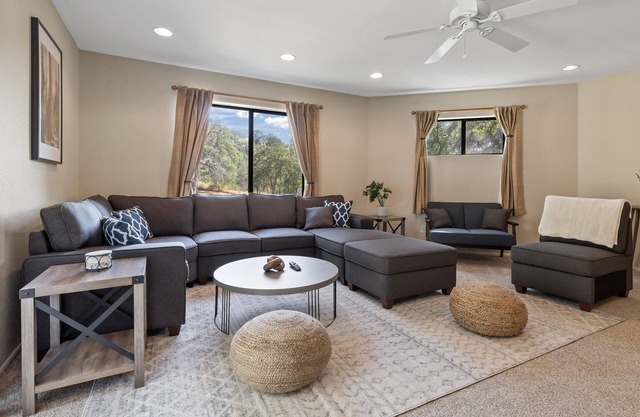 ✨ 3-King Beds / HotTub / EV Charger / Mountain View / Walk to River & Dining