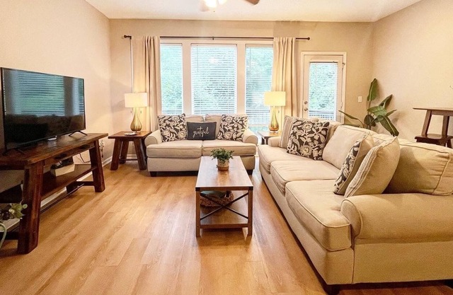 Pillow Top King Beds + BBQ Grill + Coffee & Tea