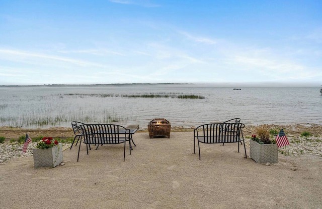 3 King Beds | Private Shoreline