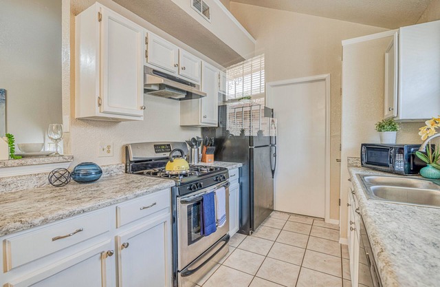 🌻 3 KING BEDS/SOFA BED/SLEEPS 8/REFRIGERATION/WIFI/2 FULL BATHROOMS