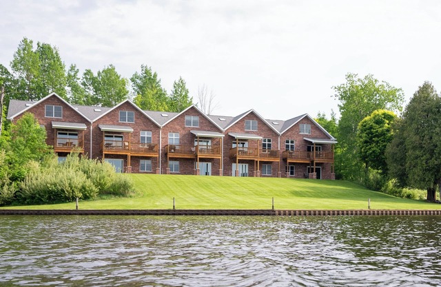 #3 Lake Front Condo - Hamlin Lake, Ludington, MI - 10 Guests