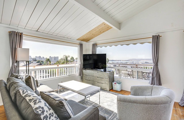 3 Mi to Balboa Park: Water-View Condo w/ Balcony