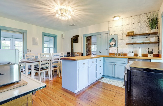 3 Mi to Beach: Historic Farmhouse on Cape Cod!