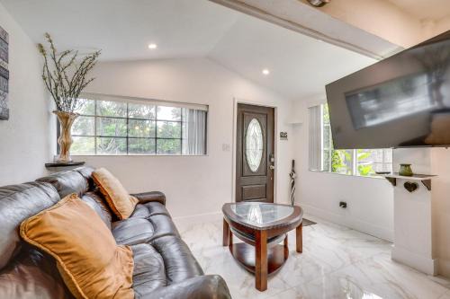 3 Mi to Beach Hollywood Treehouse with Deck and Yard!