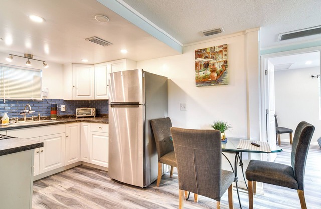 Remodeled Seminole Apt + Yard: 3 Mi to Beach!
