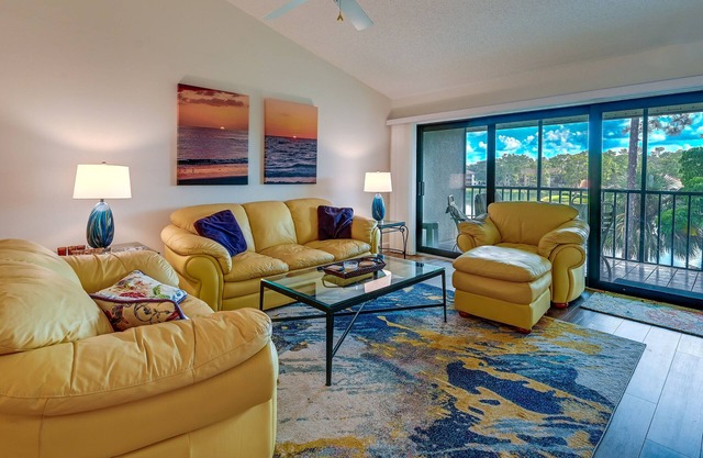 3 Mi to Beaches: Naples Condo w/ Pool Access!
