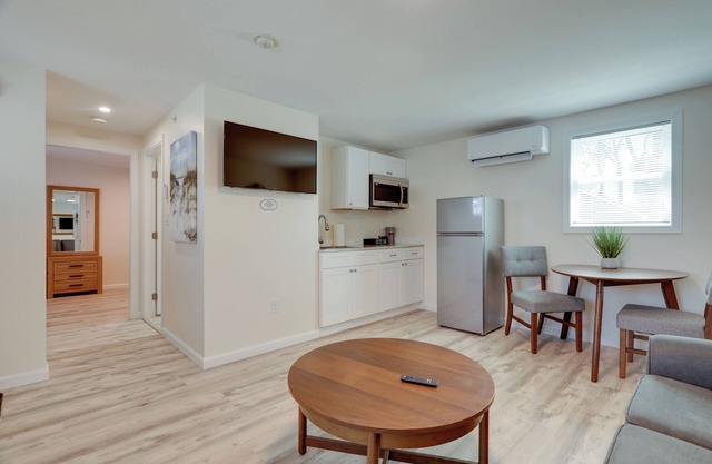 3 Mi to Beaches: Peaceful Wareham Getaway