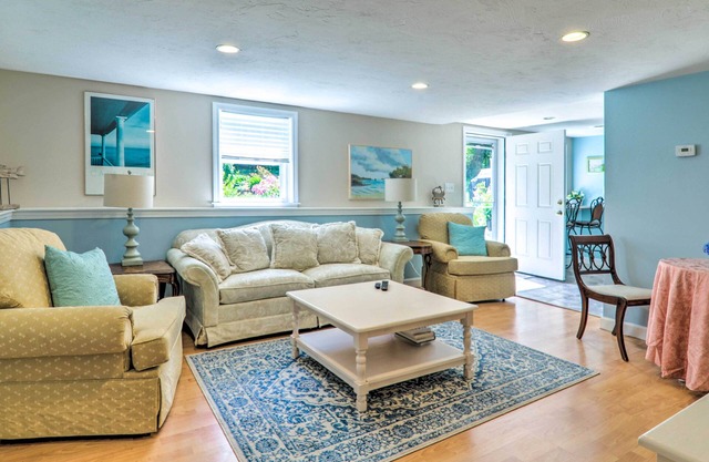 3 Mi to Bourne Scenic Park: Quaint Cape Cod Apt