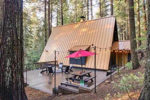 3 Mi to Calaveras Big Trees Cabin with Fire Pit!