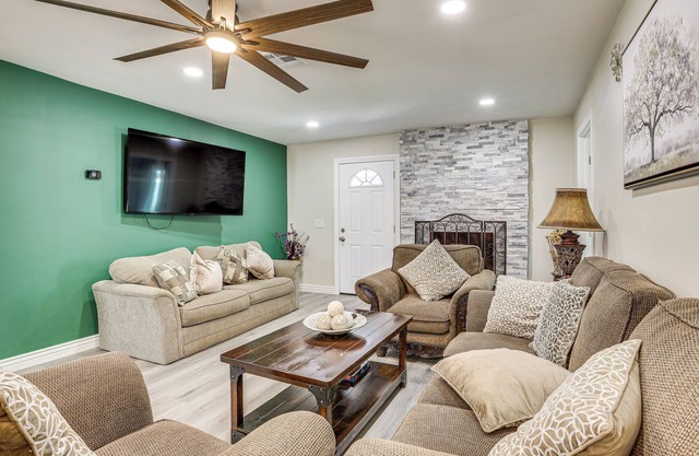 3 Mi to Desert Diamond Arena: Peoria Home w/Yard!