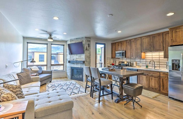 3 Mi to Dillon Reservoir Condo with Balcony!