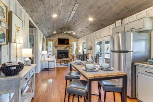 3 Mi to Dtwn Blue Ridge Cabin with Hot Tub and Views