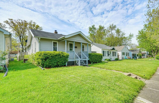 3 Mi to Dtwn Fort Wayne: Home w/ Deck & Yard!