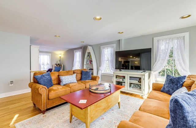 3 Mi to Dtwn: Mystic Getaway w/ Deck & Grill!