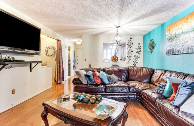 3 Mi to Dtwn New Haven: Colorful Condo w/Yard!