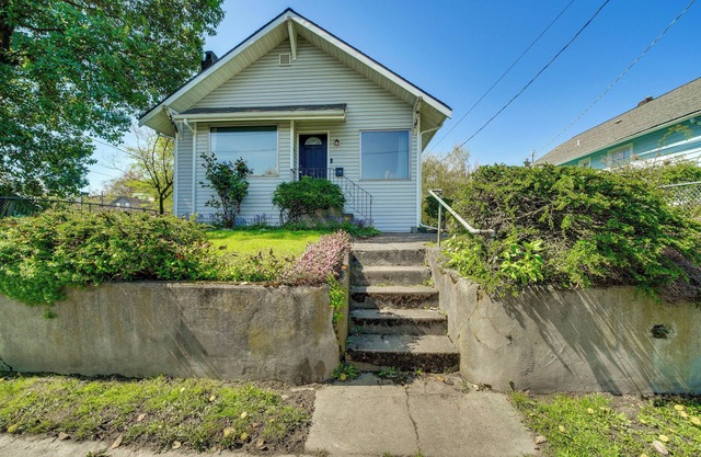3 Mi to Dtwn Seattle: Charming Home w/ Deck!