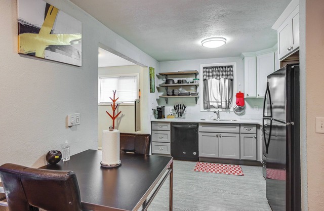 3 Mi to Dtwn Tacoma: Pet-Friendly Home