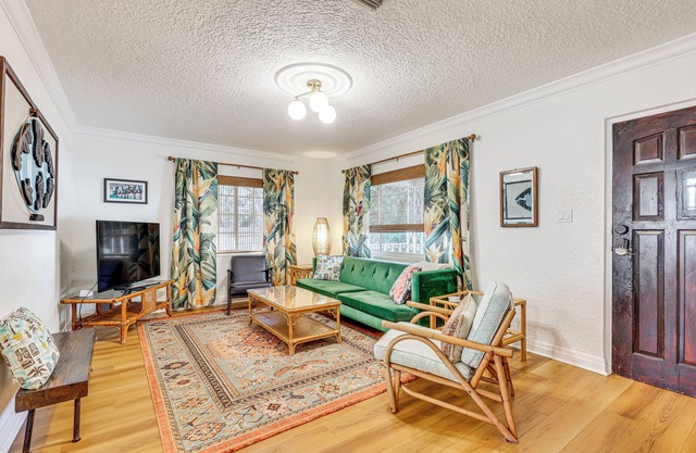 3 Mi to Dtwn: Tampa Cottage w/ Fire Pit!