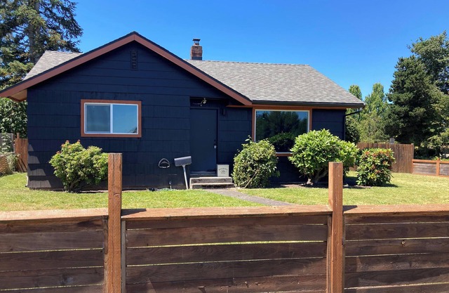 3 Mi to Emerald Downs: Pet-Friendly Home