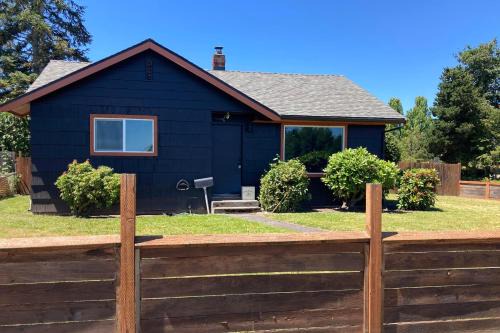 3 Mi to Emerald Downs Pet-Friendly Home