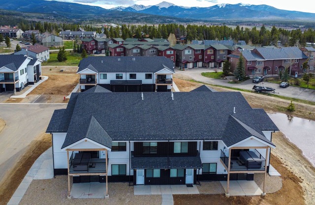 2 Mi to Fraser Tubing Hill: Condo w/ Fireplace!