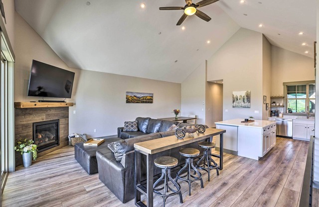 3 Mi to Granby Ranch: Townhome w/ Balcony & Views