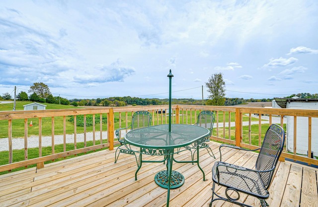 3 Mi to Green River Lake: Quiet Farmhouse w/ Yard