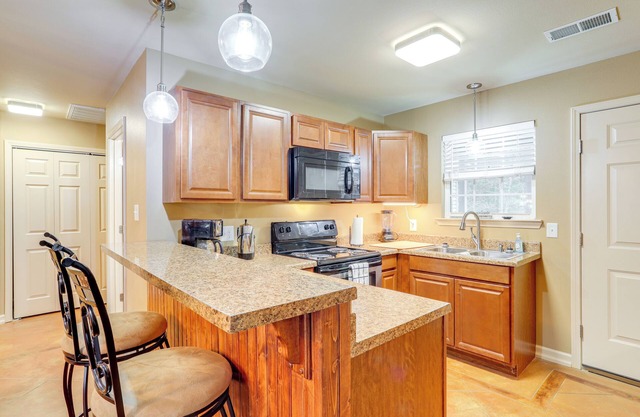 3 Mi to Greers Ferry Lake: Home w/ Screened Patio