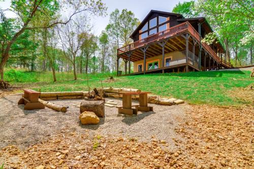 3 Mi to Marina Cabin with Hot Tub in Byrdstown!