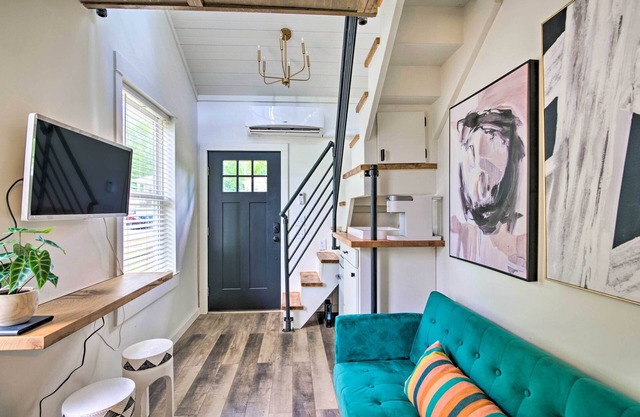 3 Mi to Mississippi State: Tiny Home w/ Deck!