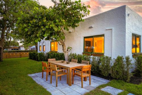 3 Mi to Norton Museum of Art Spanish Revival Gem