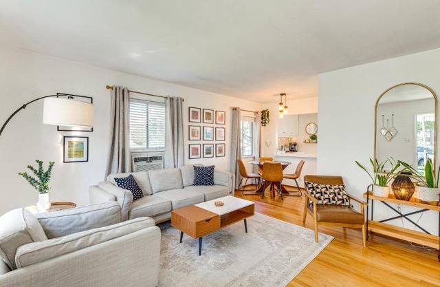 3 Mi to Universal Studios Chic Home with Yard!
